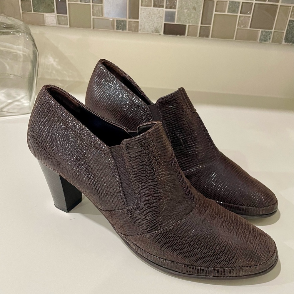 Amalfi Dark Brown Textured Heels - Picture 3 of 9